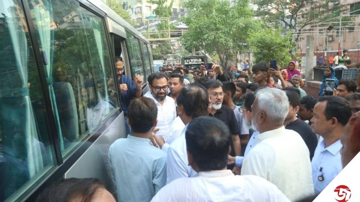 'জ্বালানি সাশ্রয়ে সরকারি গাড়ি পরিহার: মিনিবাসে প্রতিমন্ত্রী–সচিবরা'