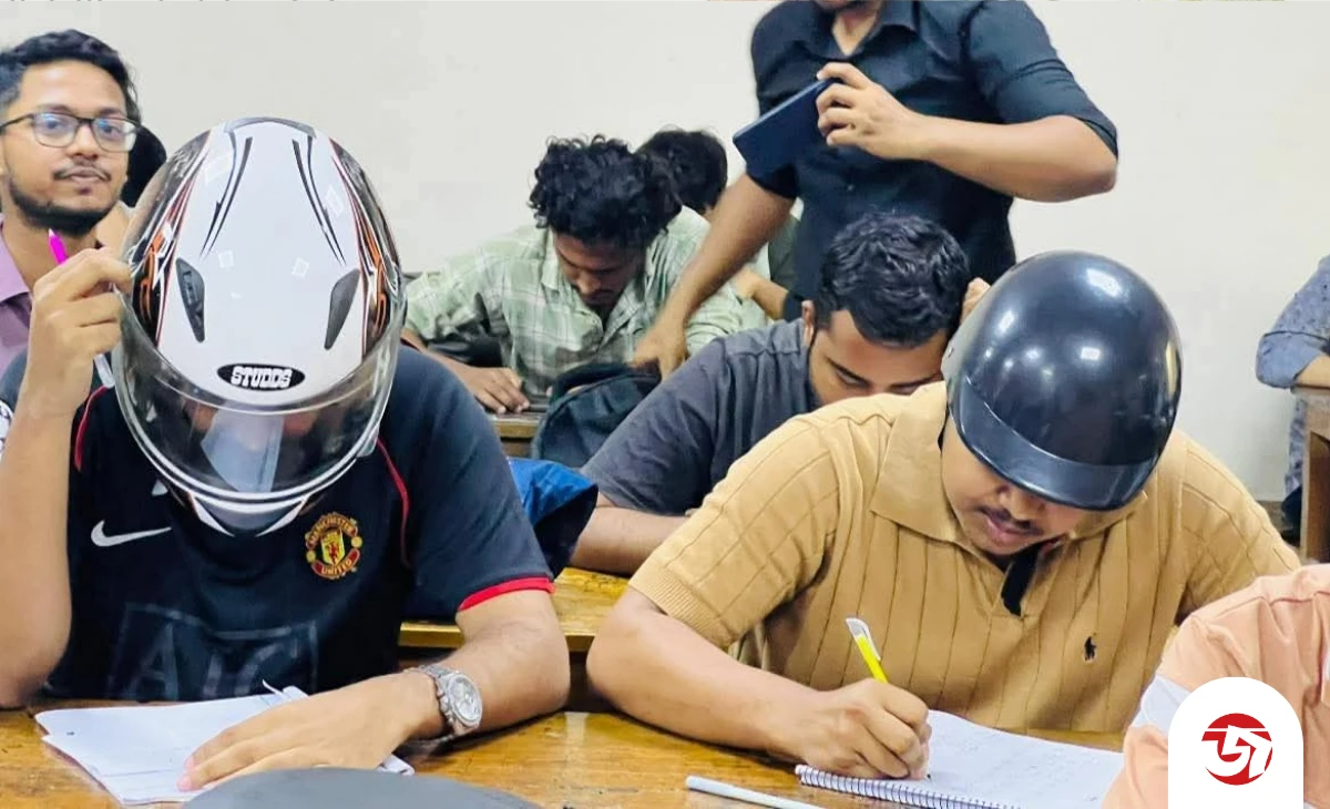 নিরাপত্তার শঙ্কায় হেলমেট পরে পরিক্ষার হলে জবি শিক্ষার্থীরা