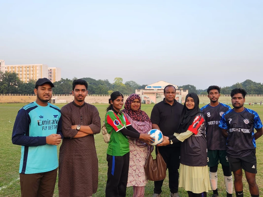 রাকসুর পক্ষ থেকে খেলোয়াড়দের ফুটবল ও ক্রীড়া সামগ্রী প্রদান