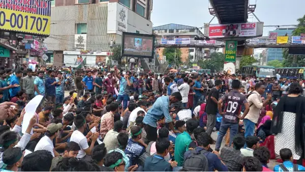 ফের সায়েন্সল্যাব মোড় অবরোধ ৭ কলেজ শিক্ষার্থীদের