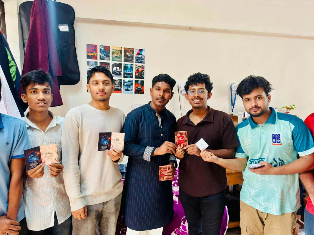 ঈদের আনন্দ ভাগাভাগিতে ব্যতিক্রমী আয়োজন, ঢাবির মুজিব হলে বীজ ও ঈদ কার্ড বিতরণ