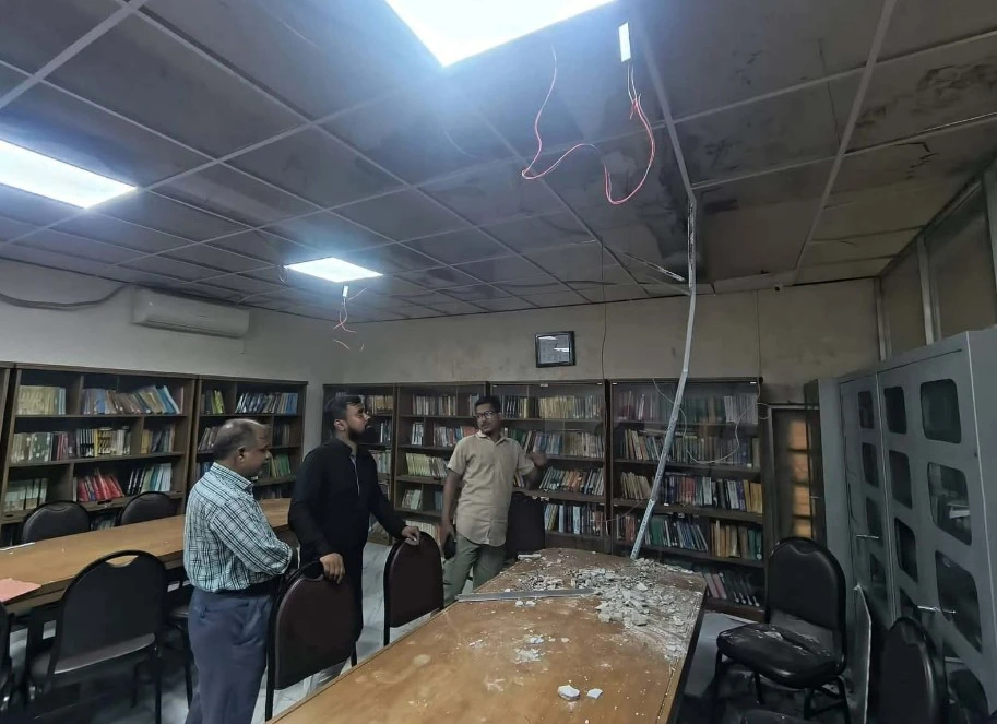 জবিতে ছাদের পলেস্তারা ধসে ২ শিক্ষার্থী আহত, শিক্ষার্থীদের বিক্ষোভ