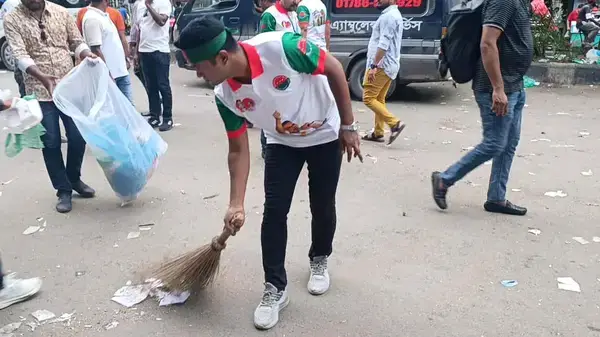 শাহবাগে সমাবেশ শেষে পরিচ্ছন্নতা অভিযানে ছাত্রদল