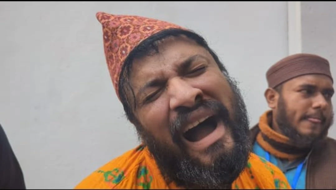 ৯ ঘণ্টা পর 'সেইফ এক্সিট' দেয়া হলো চবির সেই আওয়ামীপন্থী শিক্ষককে