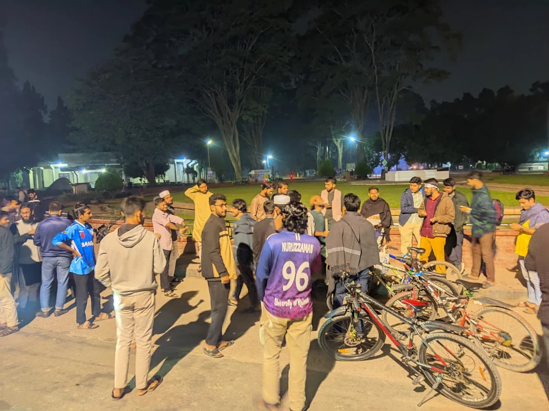 লাঠি হাতে রাকসু, নিষিদ্ধ ছাত্রলীগ প্রতিরোধে গণ জমায়েত