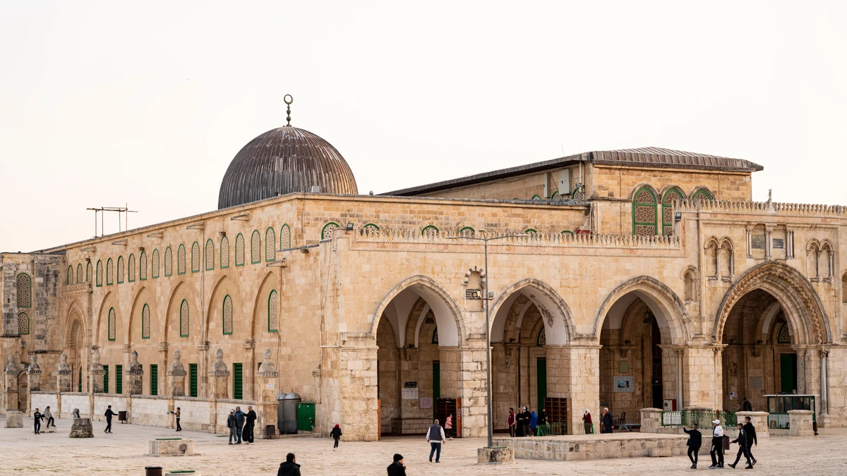 আল-আকসায় ঈদের নামাজে ইসরায়েলের বাধা