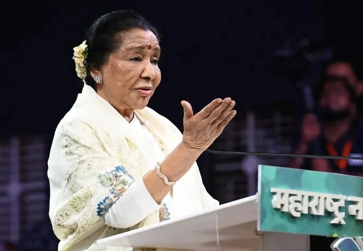 কিংবদন্তি গায়িকা আশা ভোঁসলে ৯২ বছর বয়সে মুম্বাইয়ে মারা গেছেন