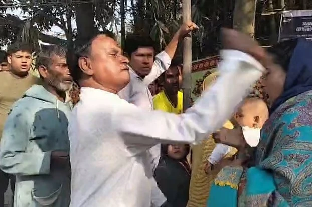 ভোটকেন্দ্রের সামনে রাজশাহীর নারী প্রার্থীকে মারধরের অভিযোগ