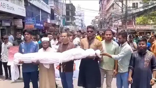 বরিশালে সড়ক অবরোধ করে কফিন নিয়ে ছাত্র-জনতার বিক্ষোভ