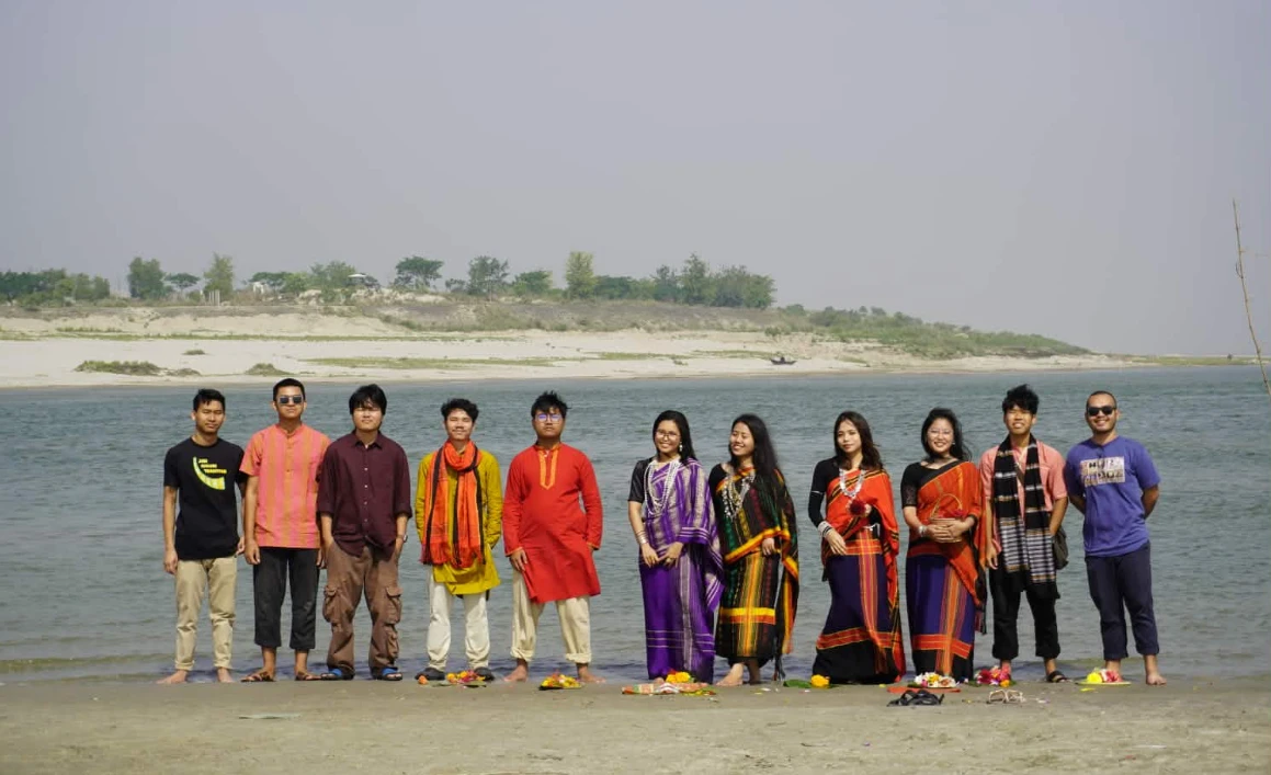 বাড়ি না গিয়েও উৎসবের আমেজ: ইবিতে জুম্ম শিক্ষার্থীদের ফুল বিজু উদযাপন