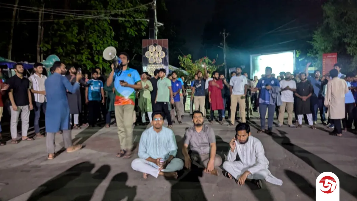 তারেকের দুই গালে জুতা মারো’ বনাম ‘জামাত-শিবির ধর্ষক’ চবিতে মুখোমুখি ছাত্রদল-শিবির