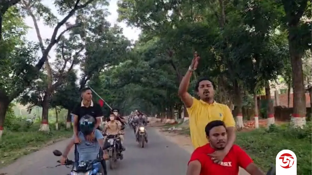 এবার দিনের আলোয় চট্টগ্রাম বিশ্ববিদ্যালয়ে নিষিদ্ধ ছাত্রলীগের মোটরসাইকেল শোডাউন