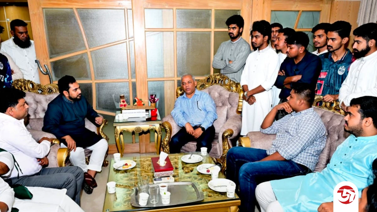 চট্টগ্রামে রাজনৈতিক কর্মসূচির ফাঁকে চবিতে নাহিদ ইসলাম ও হাসনাত আবদুল্লাহ