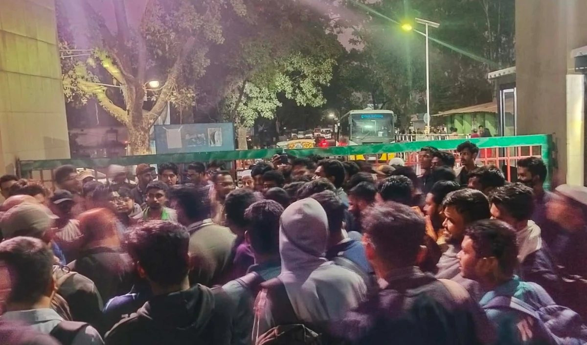 নির্বাচনে ভোট দিতে পরিবহন সুবিধার দাবিতে চবি প্রধান ফটকে তালা, চাকসু র কর্মসূচিতে ছাত্রদলের সংহতি