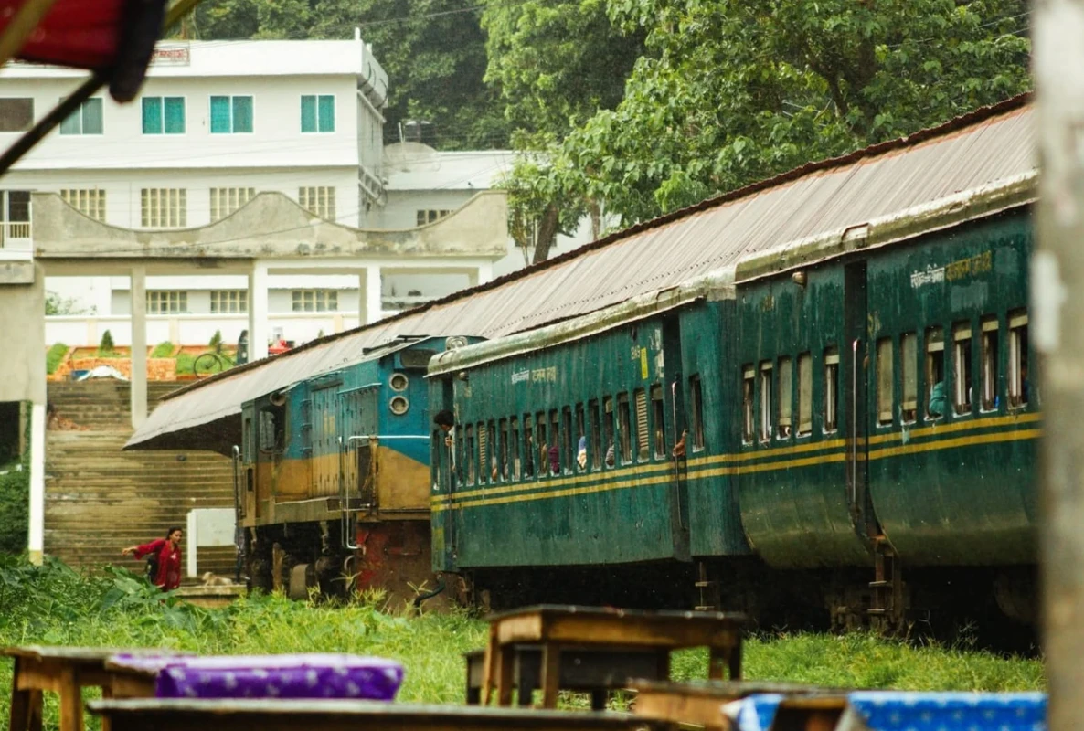 আবারো চবির শাটল ট্রেনে পাথর নিক্ষেপ, নারী শিক্ষার্থী রক্তাক্ত