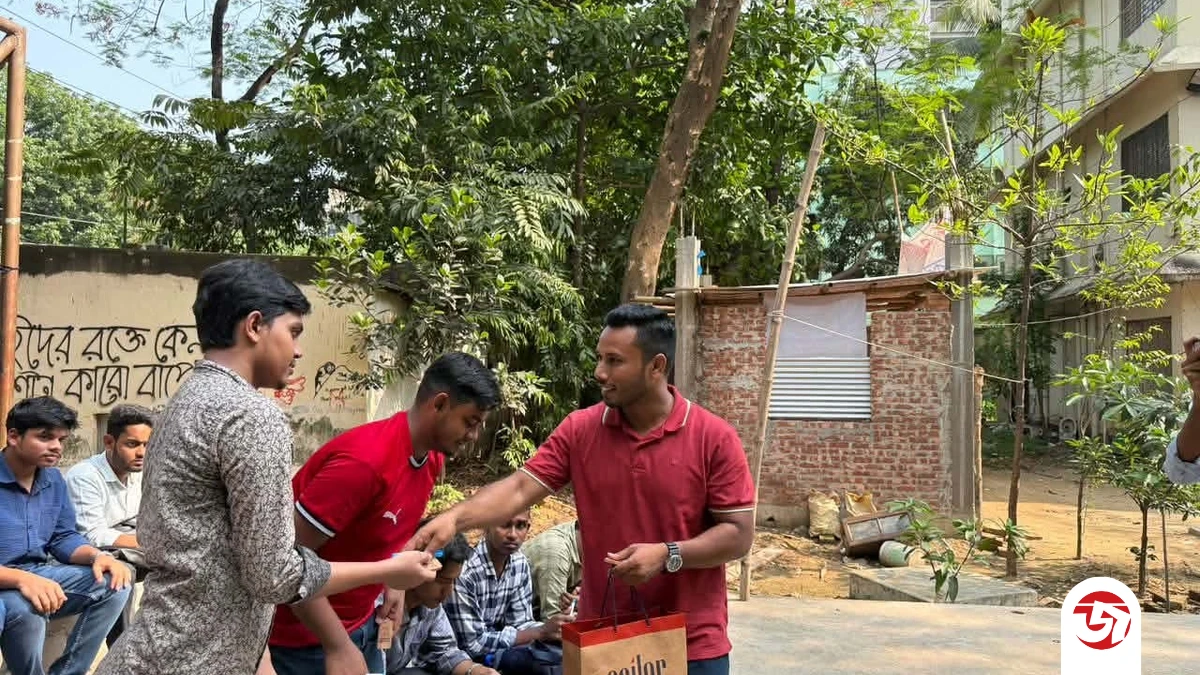 ছাত্রদল নেতার উদ্যোগে নবীন শিক্ষার্থীদের মাঝে উপহার বিতরণ