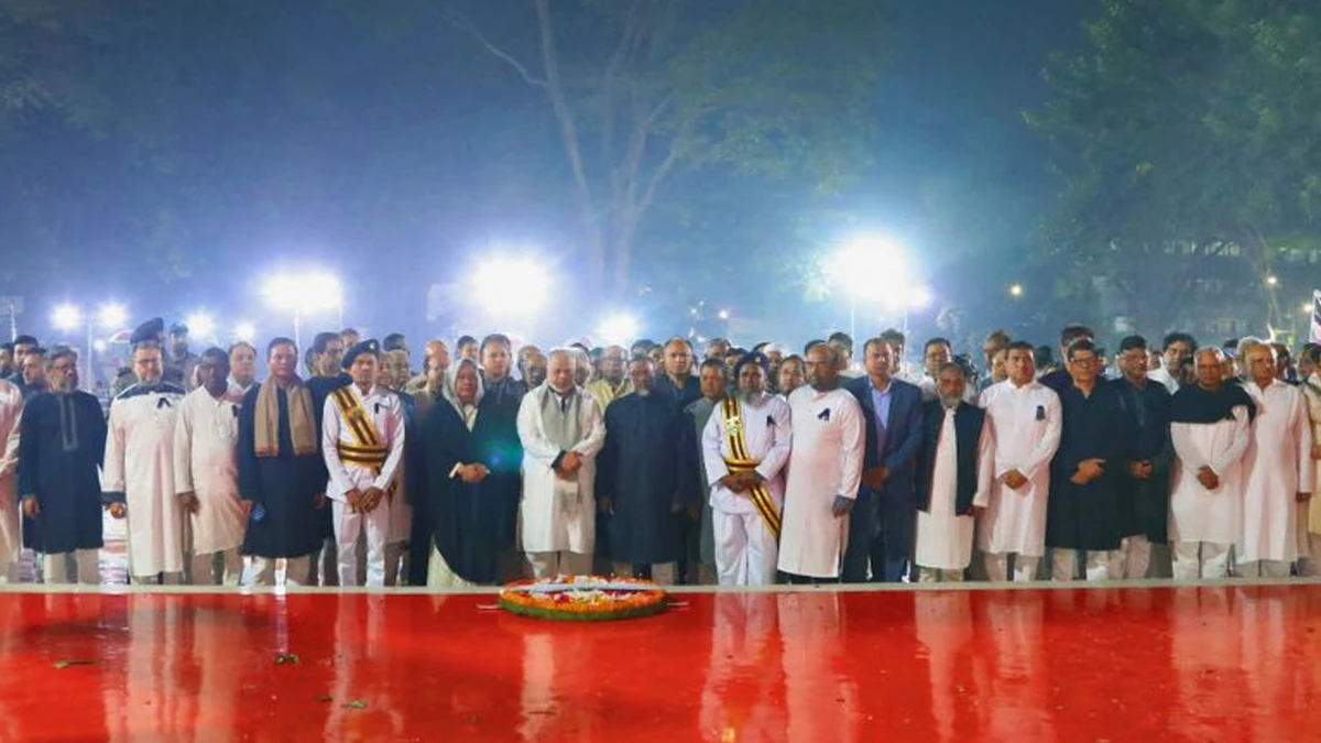 ভাষা শহীদদের স্মরণে শহীদ মিনারে প্রধান বিচারপতির শ্রদ্ধা