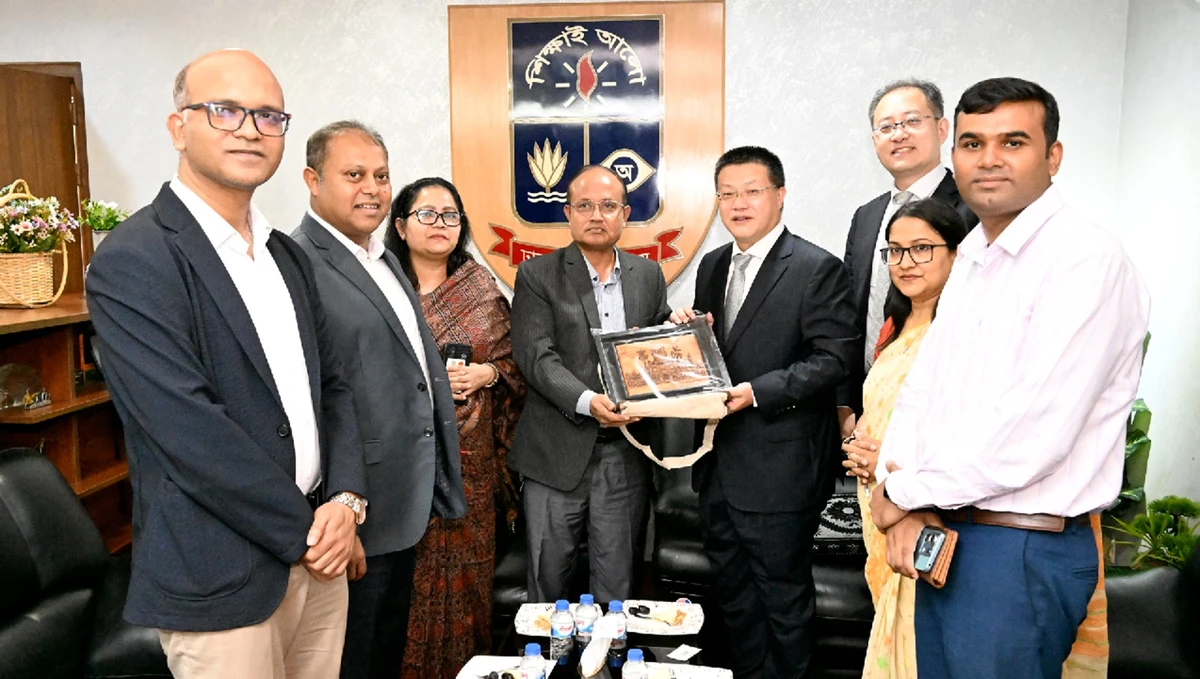 ঢাবি উপাচার্যের সঙ্গে চীনের রাষ্ট্রদূতের সাক্ষাৎ, শিক্ষা-গবেষণায় সহযোগিতার আশ্বাস