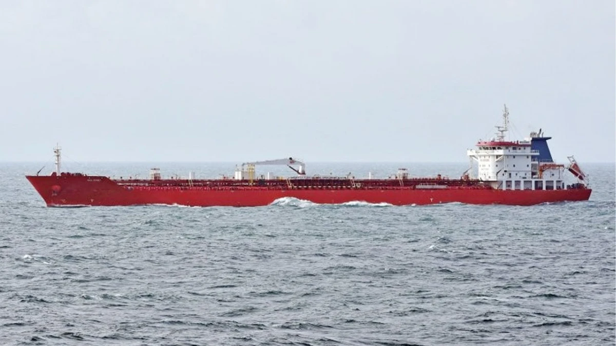 ‘অবরুদ্ধ’ হরমুজ দিয়েই গেল নিষেধাজ্ঞাপ্রাপ্ত চীনা তেলবাহী জাহাজ
