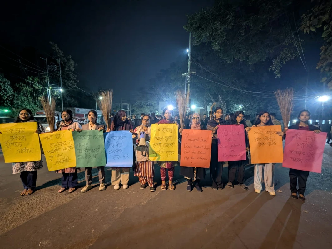 জামায়াত আমিরের ‘নারীবিদ্বেষী পোস্ট’ ঘিরে চট্টগ্রাম বিশ্ববিদ্যালয়ে ঝাড়ু হাতে বিক্ষোভ
