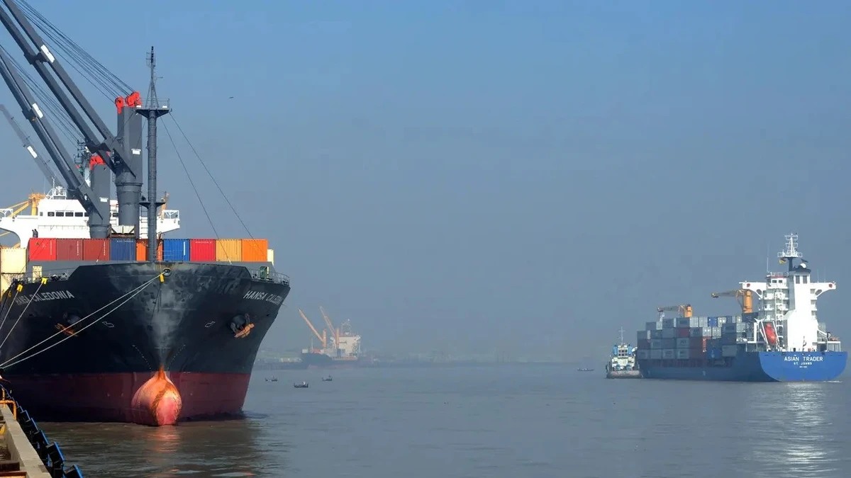 জ্বালানি নিয়ে চট্টগ্রাম বন্দরে এসেছে ৪ জাহাজ