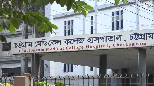 ফুটপাতে সন্তান জন্ম দিলেন মানসিক ভারসাম্যহীন এক মা