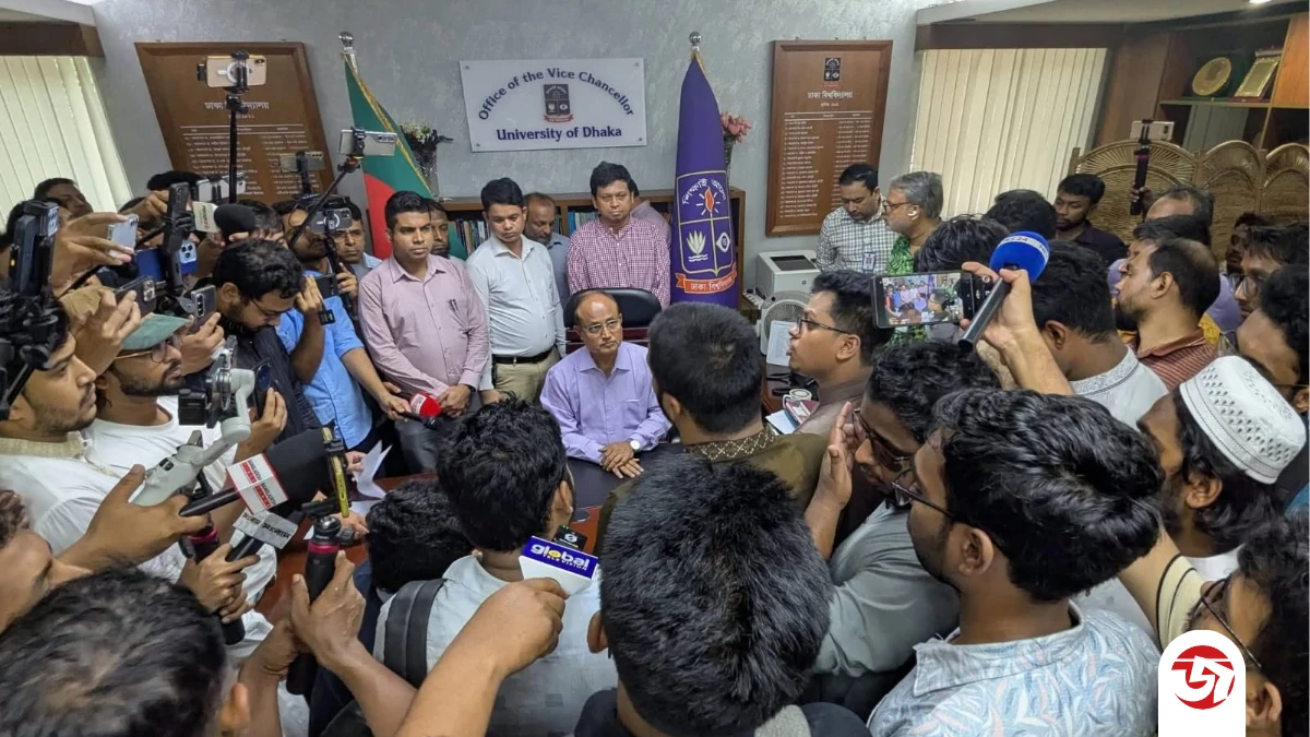 নবীন শিক্ষার্থীদের হলে সিট দিতে প্রশাসনকে আল্টিমেটাম ডাকসুর