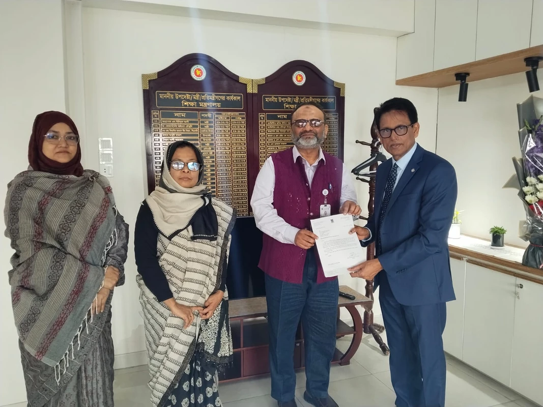 পদত্যাগপত্র জমা দিলেন ঢাবি ভিসি নিয়াজ আহমদ খান