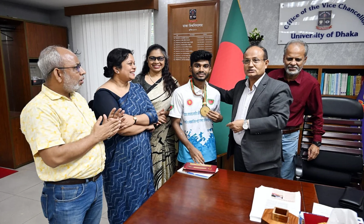 প্রধানমন্ত্রীর কাছ থেকে ঢাবি শিক্ষার্থীর ক্রীড়াকার্ড ও সম্মাননা লাভ