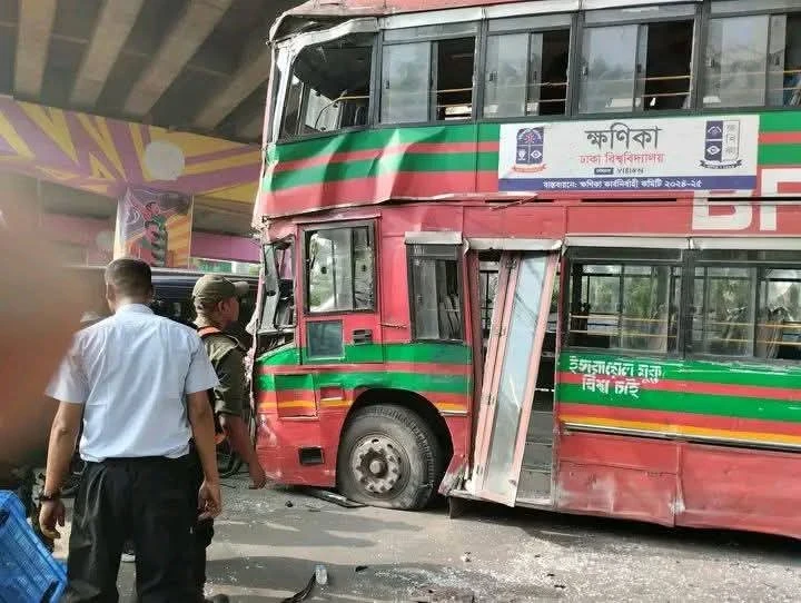 ঢাবির "ক্ষণিকা" বাস দুর্ঘটনায় আহত ৮ শিক্ষার্থী