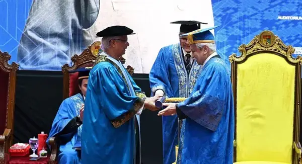 মালয়েশিয়ার জাতীয় বিশ্ববিদ্যালয়ের পক্ষ থেকে প্রধান উপদেষ্টা ড. ইউনূসকে ডক্টরেট ডিগ্রি প্রদান