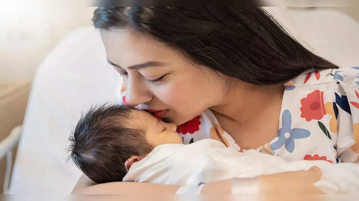 শিশুকে মুখে চুমু দিচ্ছেন? বদলে ফেলুন এই অভ্যাস, জানুন আদরের নিরাপদ বিকল্প!