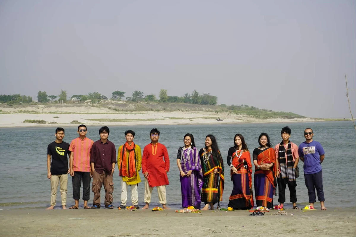 বাড়ি না গিয়েও উৎসবের আমেজ: ইবিতে জুম্ম শিক্ষার্থীদের ফুল বিজু উদযাপন