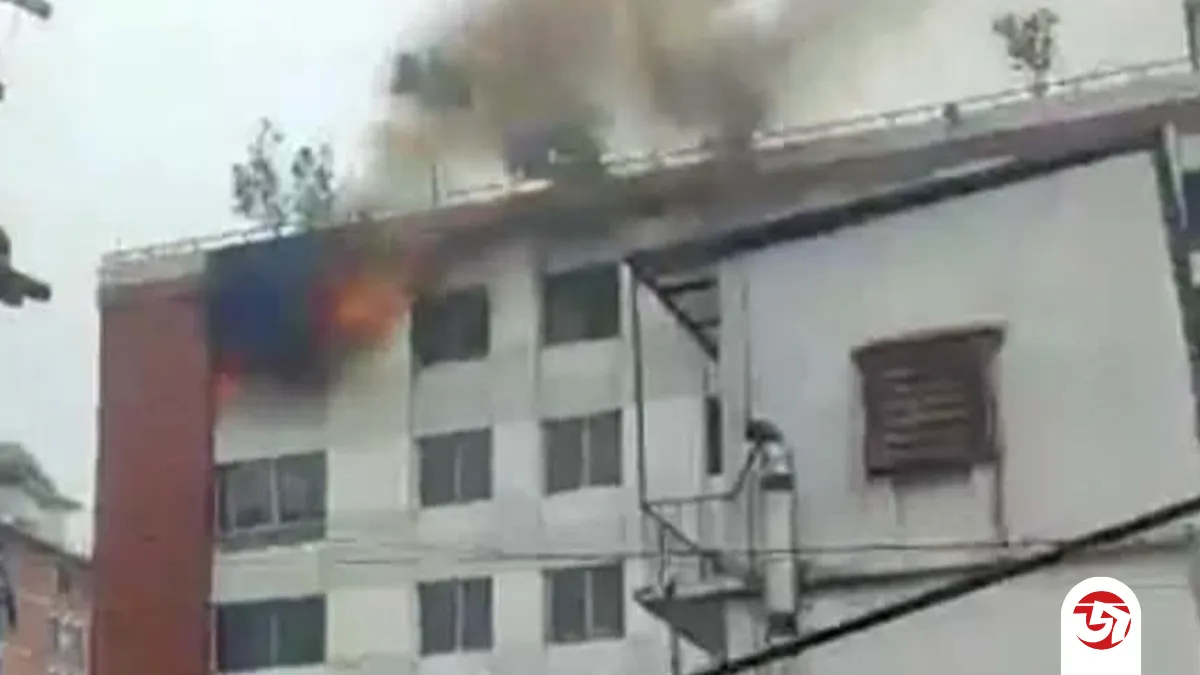 গাজীপুরে পোশাক কারখানায় ভয়াবহ আগুন, নিয়ন্ত্রণে কাজ করছে ফায়ার সার্ভিসের ৭ ইউনিট