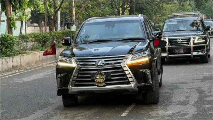 প্রথমবার রাষ্ট্রীয় গাড়ি ও জাতীয় পতাকা ব্যবহার করলেন তারেক রহমান