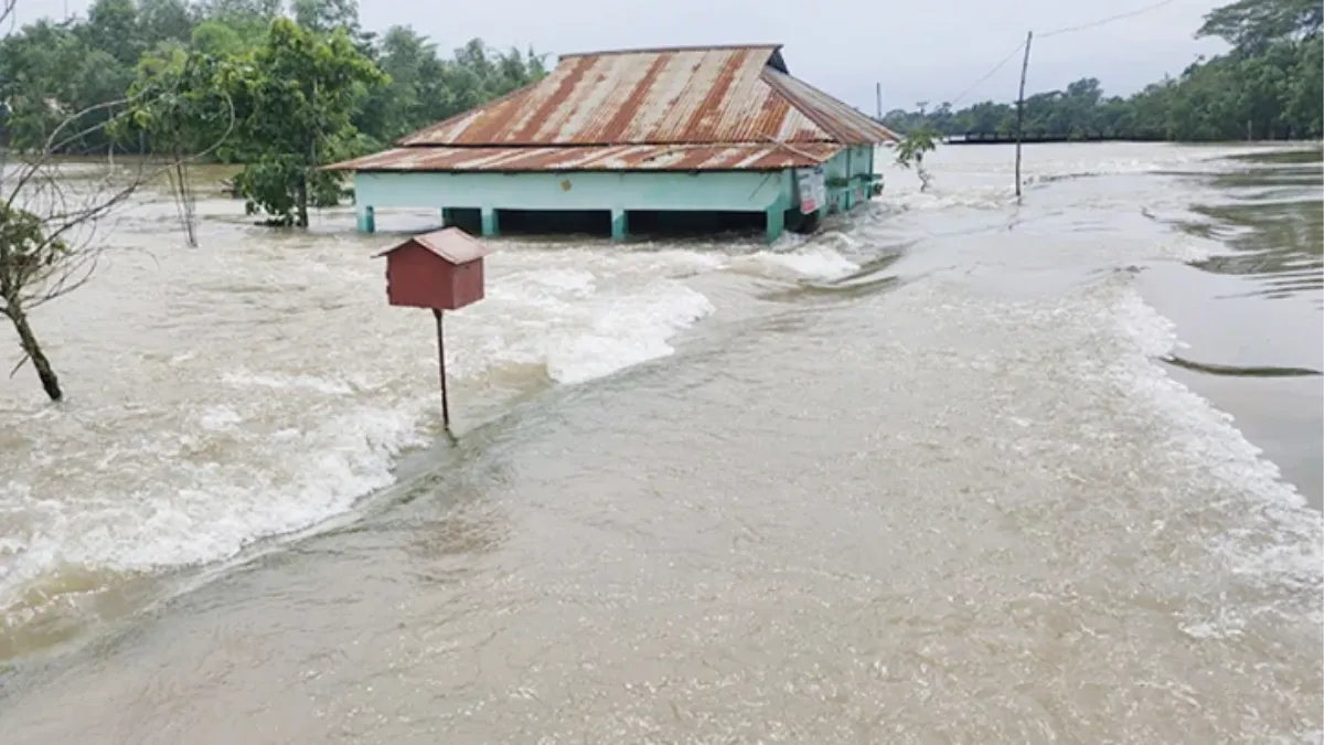 ভারী বৃষ্টিতে ১৮ জেলায় বন্যার শঙ্কা, দ্রুত বাড়তে পারে নদ-নদীর পানি