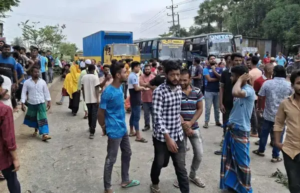 গাজীপুরে ১০ দফা দাবিতে শ্রমিকদের মহাসড়ক অবরোধ ও বিক্ষোভ