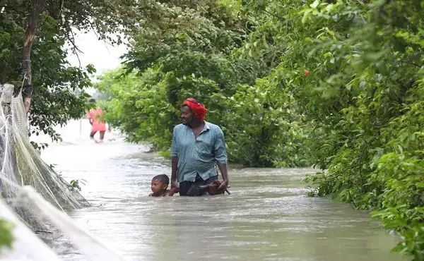 হাতিয়ায় বেড়িবাঁধ ভেঙে প্লাবন, জলাবদ্ধতায় দুর্ভোগে হাজারো পরিবার