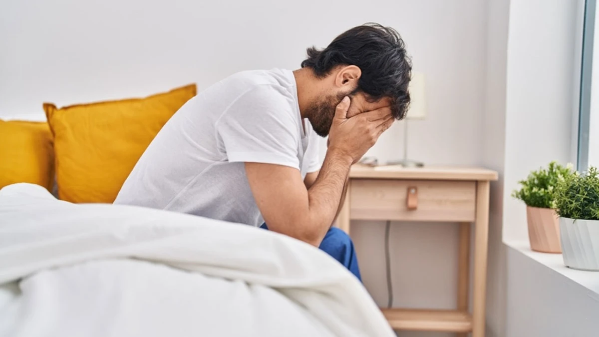 সকালে ঘুম ভাঙতেই মাথা ব্যথা - কেন হয় জানেন?