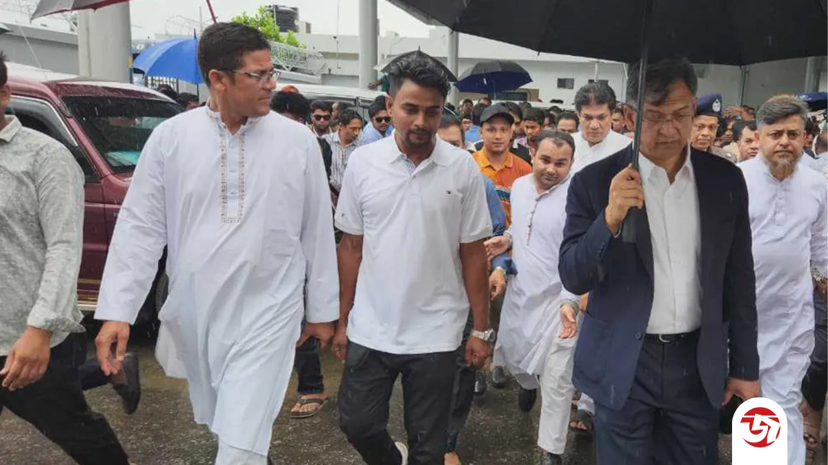 প্রধানমন্ত্রীকে স্বাগত জানাতে কক্সবাজার বিমানবন্দরে স্বরাষ্ট্রমন্ত্রী