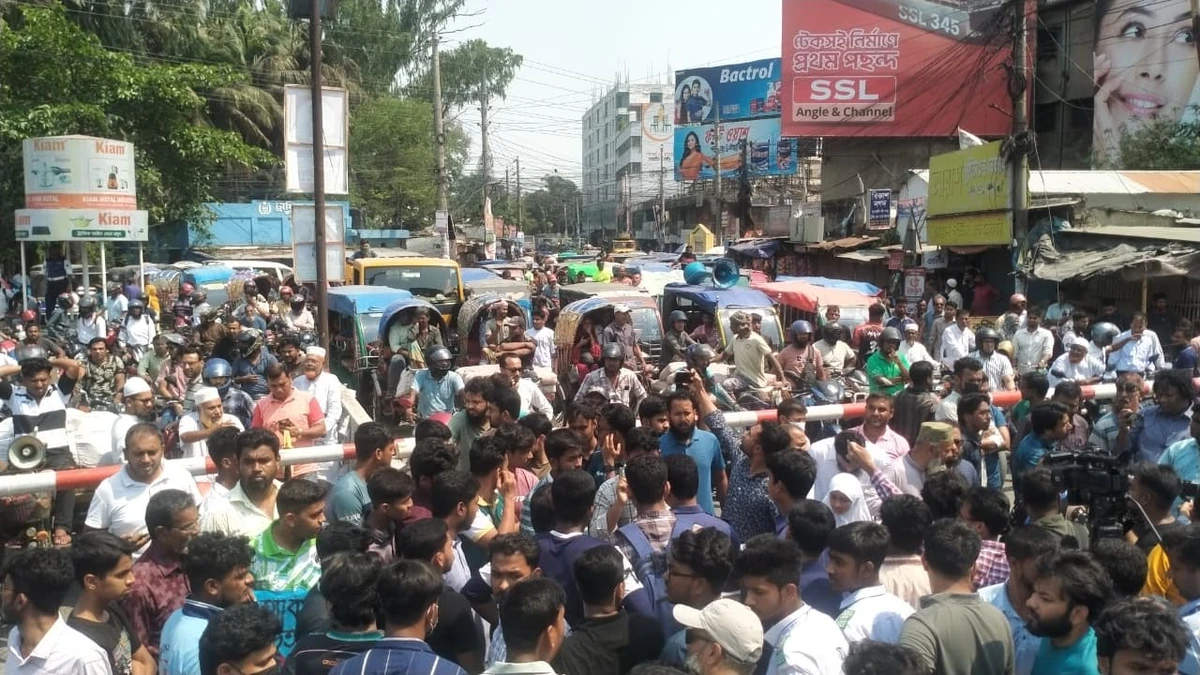 ইবি শিক্ষিকা হত্যার বিচারের দাবিতে কুষ্টিয়ায় সড়ক-রেল অবরোধ, পুলিশ কার্যালয় ঘেরাও