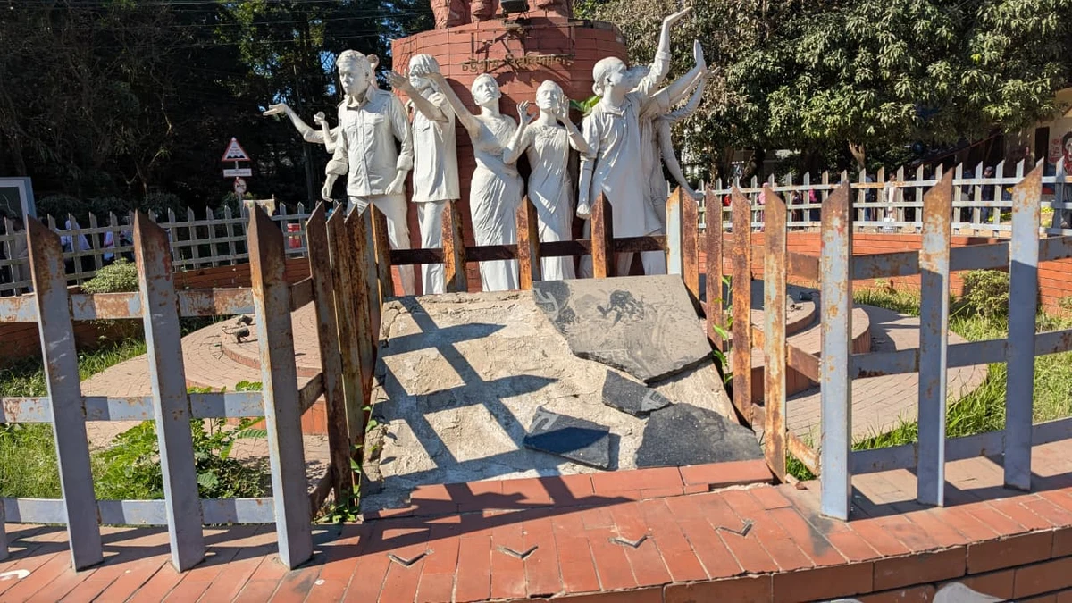 আছে ইতিহাসের ভার,  তবুও অবহেলিত চবির মুক্তিযুদ্ধ স্মৃতিস্তম্ভ