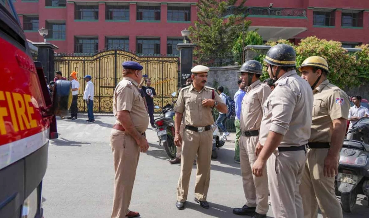 ভারতে দিল্লির স্কুল ও সংসদ ভবনে বিস্ফোরণের হুমকি