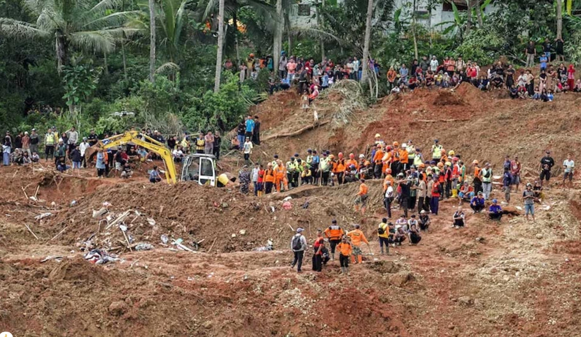 ইন্দোনেশিয়ায় ভয়াবহ ভূমিধ্বসঃ নিহত ৭, নিখোঁজ ৮২