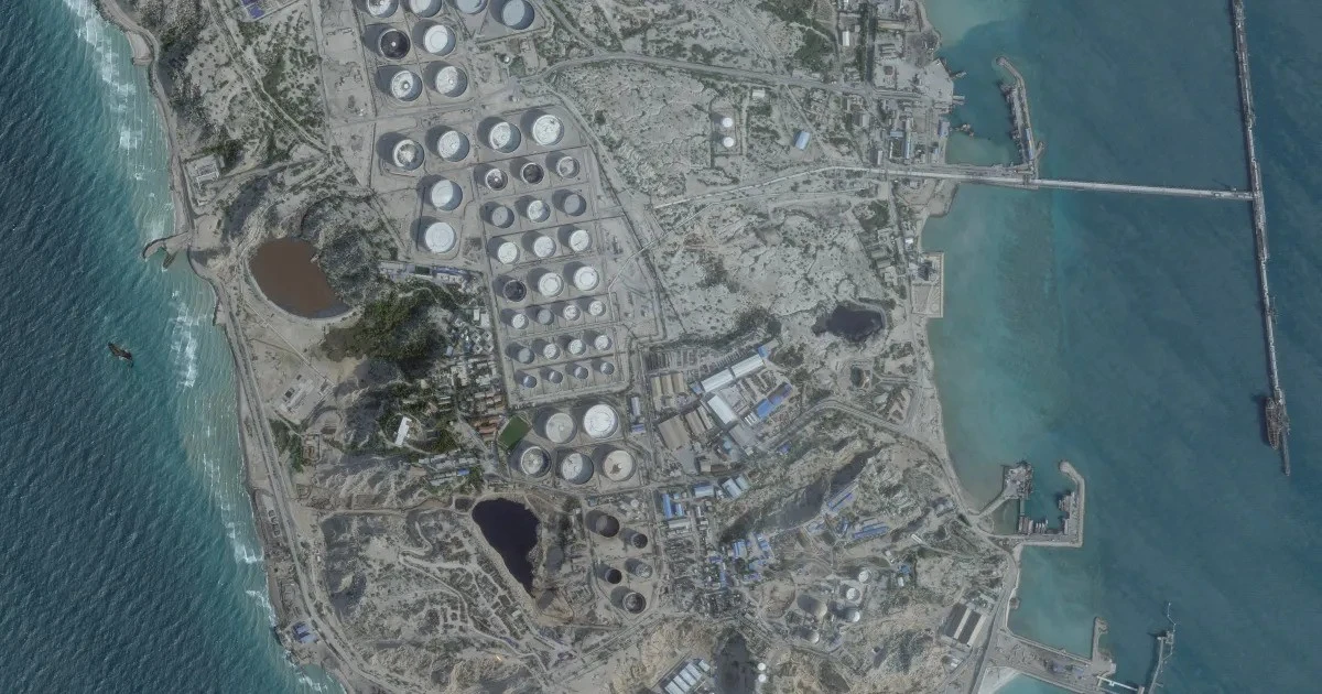 ইরানের খারগ দ্বীপে হামলা, বিশ্ববাজারে তেলের দাম বাড়ার শঙ্কা