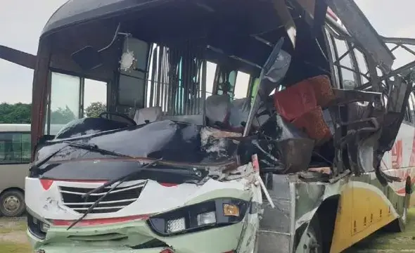 বাস-ট্রাক ভয়াবহ সংঘর্ষে ১৬ জনের মৃত্যু, আহত অন্তত ৫১