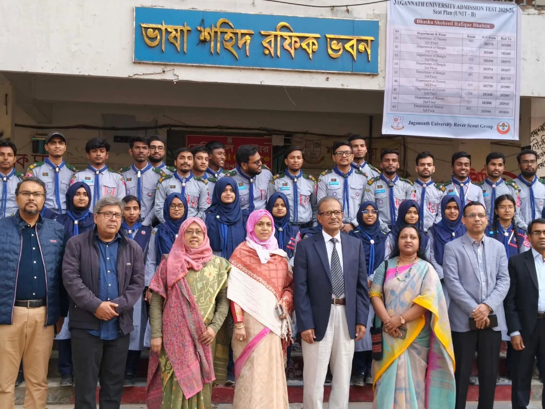 জবির 'বি' ইউনিটের ভর্তিচ্ছু শিক্ষার্থীদের সহযোগিতায় রোভার-বিএনসিসি