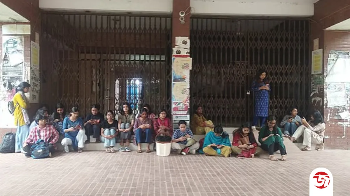 জাহাঙ্গীরনগরে ধর্ষণচেষ্টা: বিচার দাবিতে প্রশাসনিক ভবন অবরোধ