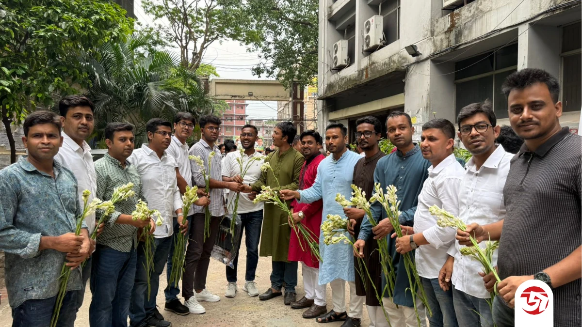 নবীন শিক্ষার্থীদের ফুল দিয়ে বরন করে নিলেন জবি ছাত্রদল