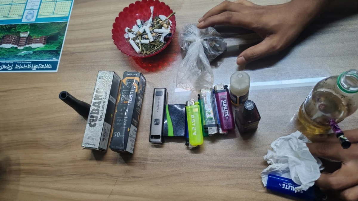 ‎জাবির আবাসিক হলে মাদক সেবনরত অবস্থায় নারী শিক্ষার্থী আটক